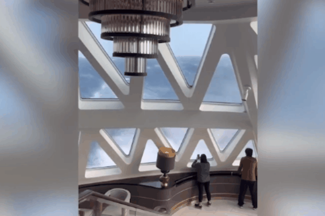 Du thuyền hạng sang chao đảo vì bị sóng cao hơn 12m 'đánh úp'