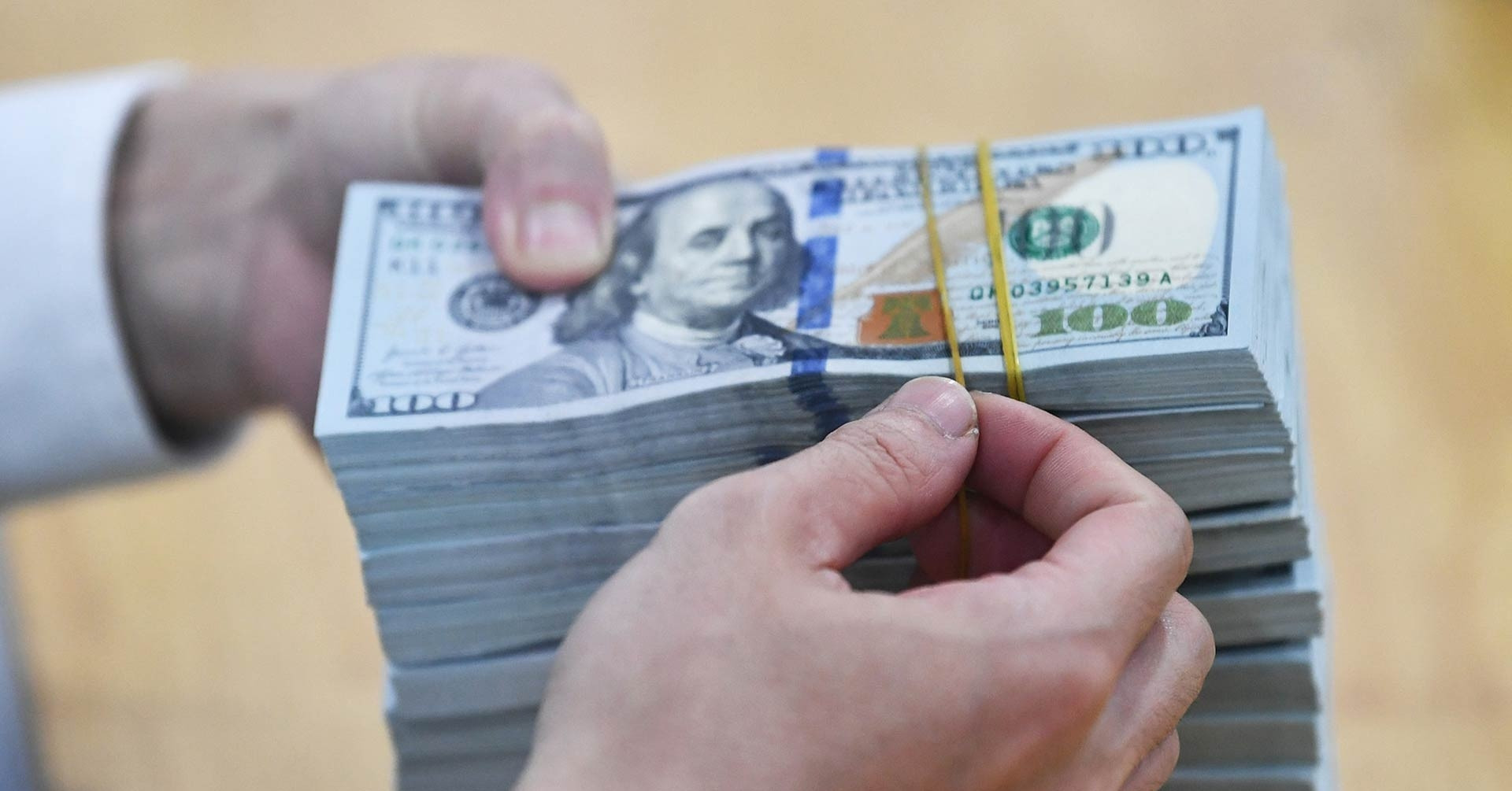 Giá USD ngân hàng tăng vọt, vượt 26.000 đồng