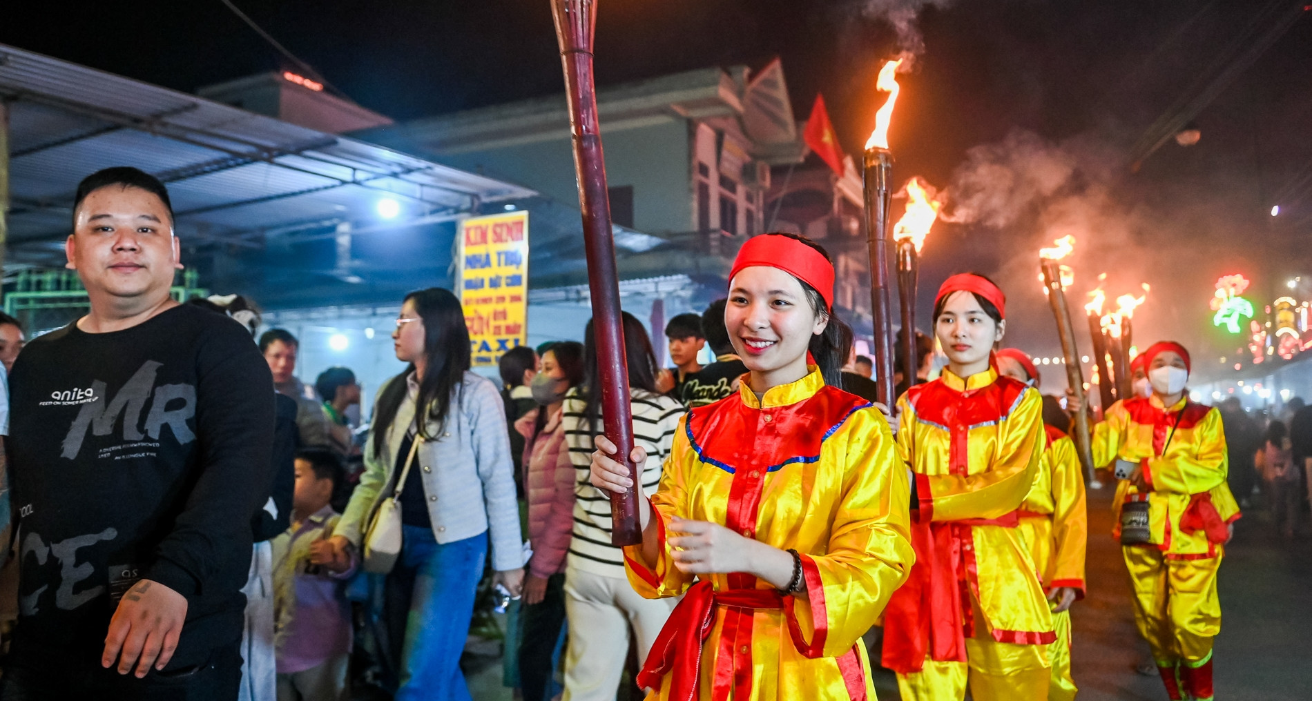 Hàng nghìn người tham gia nghi lễ rước đuốc tại lễ hội Phủ Dầy