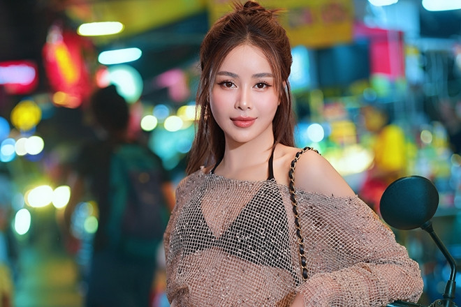 Hoa hậu Điện ảnh TPHCM sống kín tiếng, khoe dáng sexy sau 9 năm đăng quang