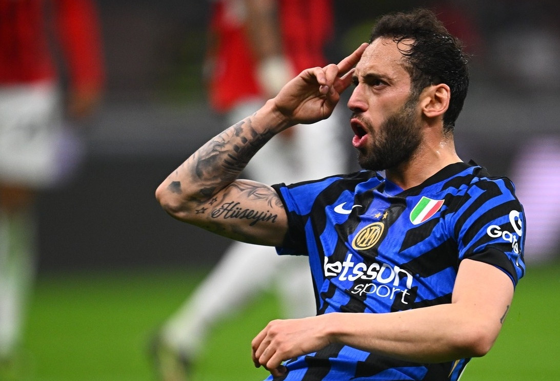Inter thoát thua AC Milan nhờ siêu phẩm của Calhanoglu