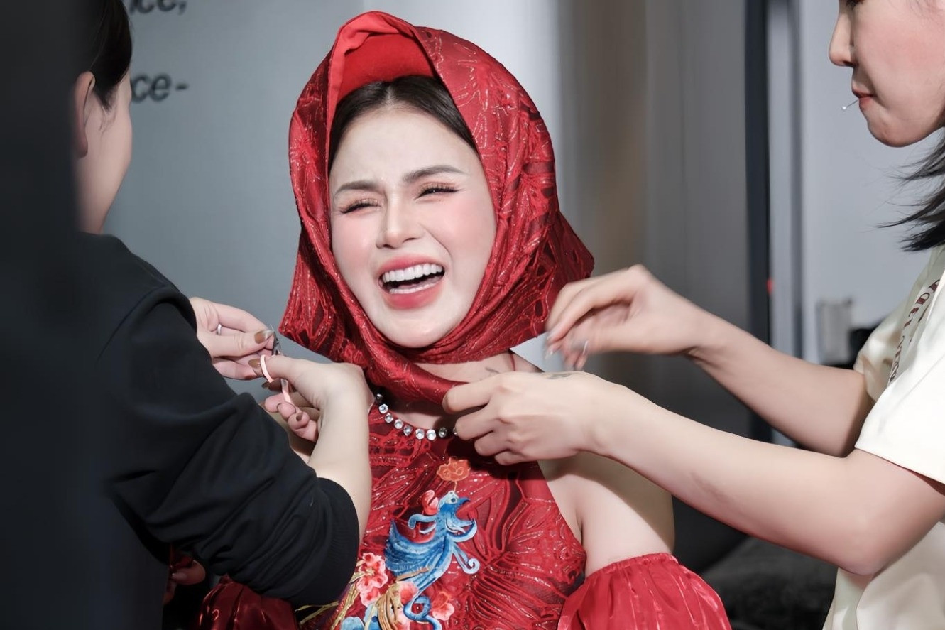Lương Thu Trang áo yếm sexy, Lã Thanh Huyền khoe hội bạn thân toàn mỹ nhân