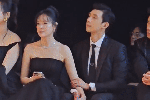Midu và chồng đại gia nắm tay nhau không rời khi xem thời trang