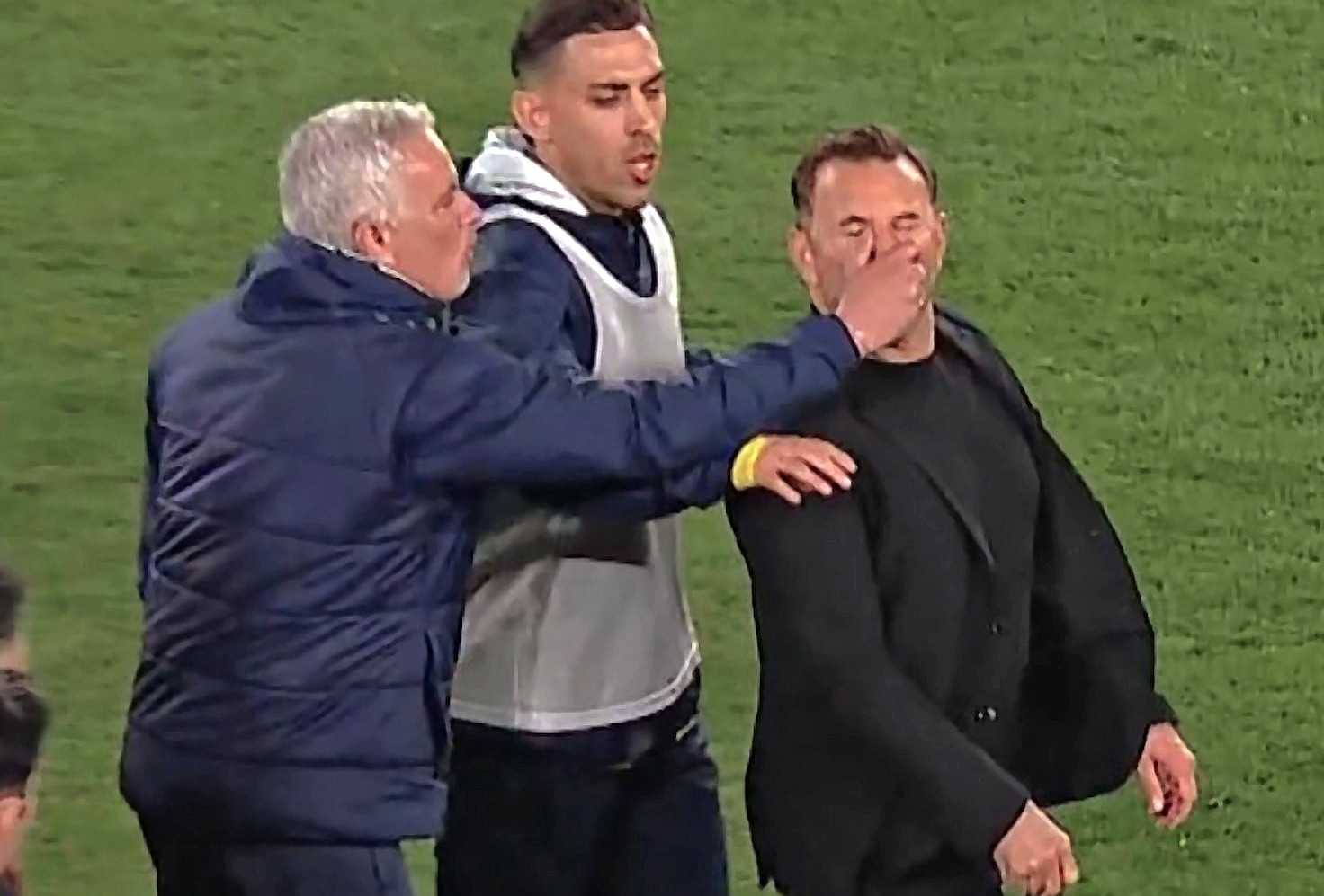 Mourinho gây bê bối mới khi bóp mũi đối thủ