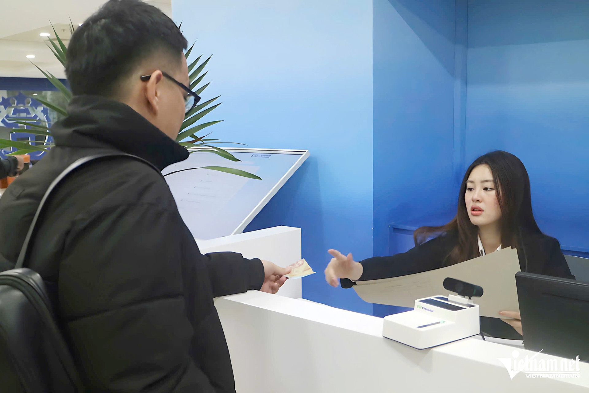 Người Hà Nội xếp hàng từ 5h sáng nộp hồ sơ đất đai, lấy số từ tờ mờ đất