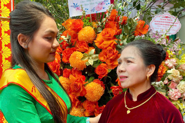 Nhiều người khóc trong lễ hội tôn vinh chữ 'hiếu'