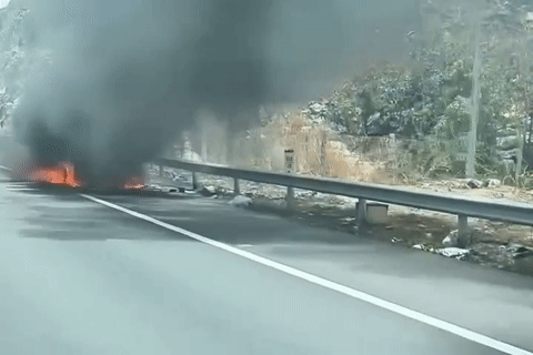 Clip ô tô bốc cháy dữ dội, trơ khung trên cao tốc