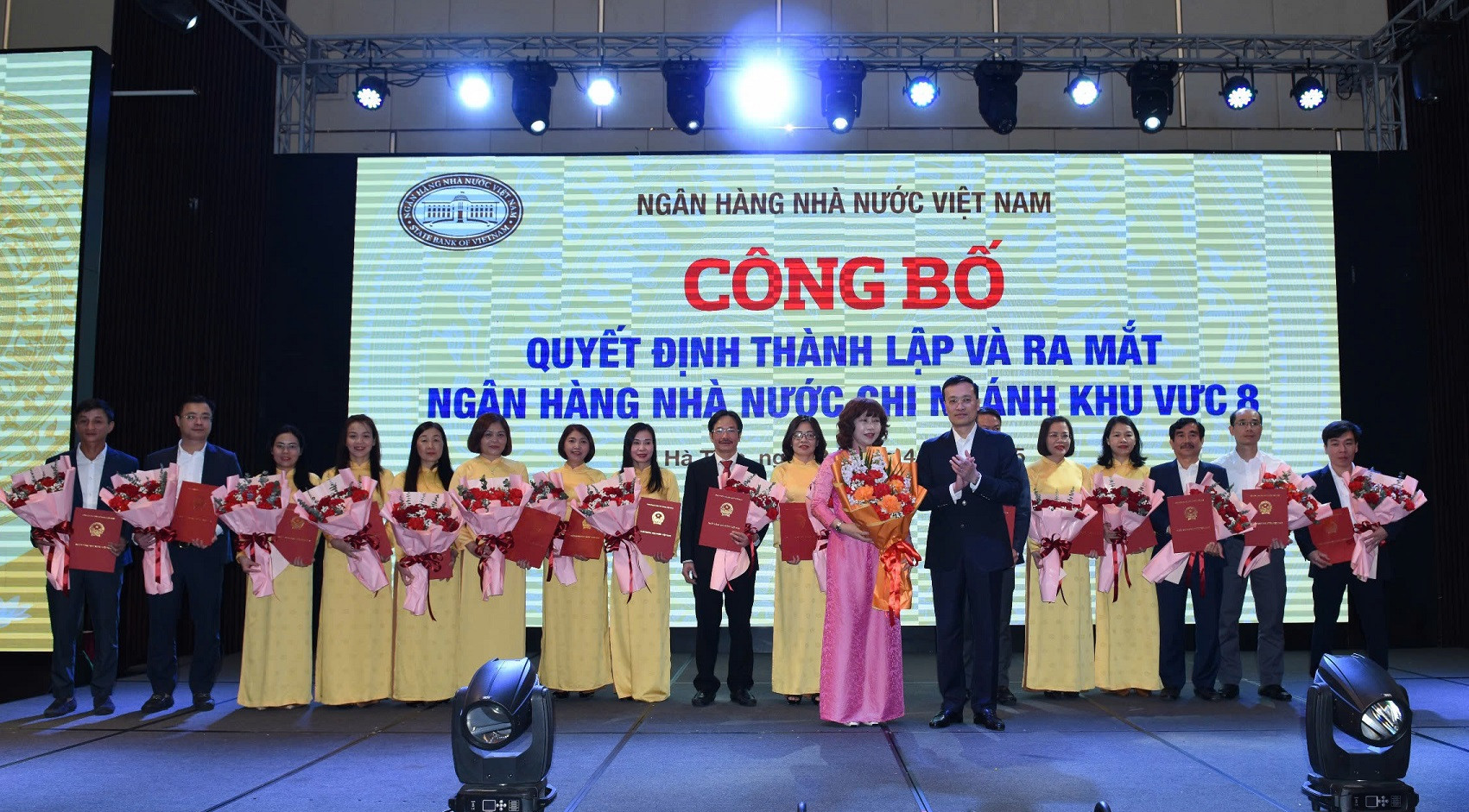 PTD Phạm Quang Dũng trao QĐ.jpg