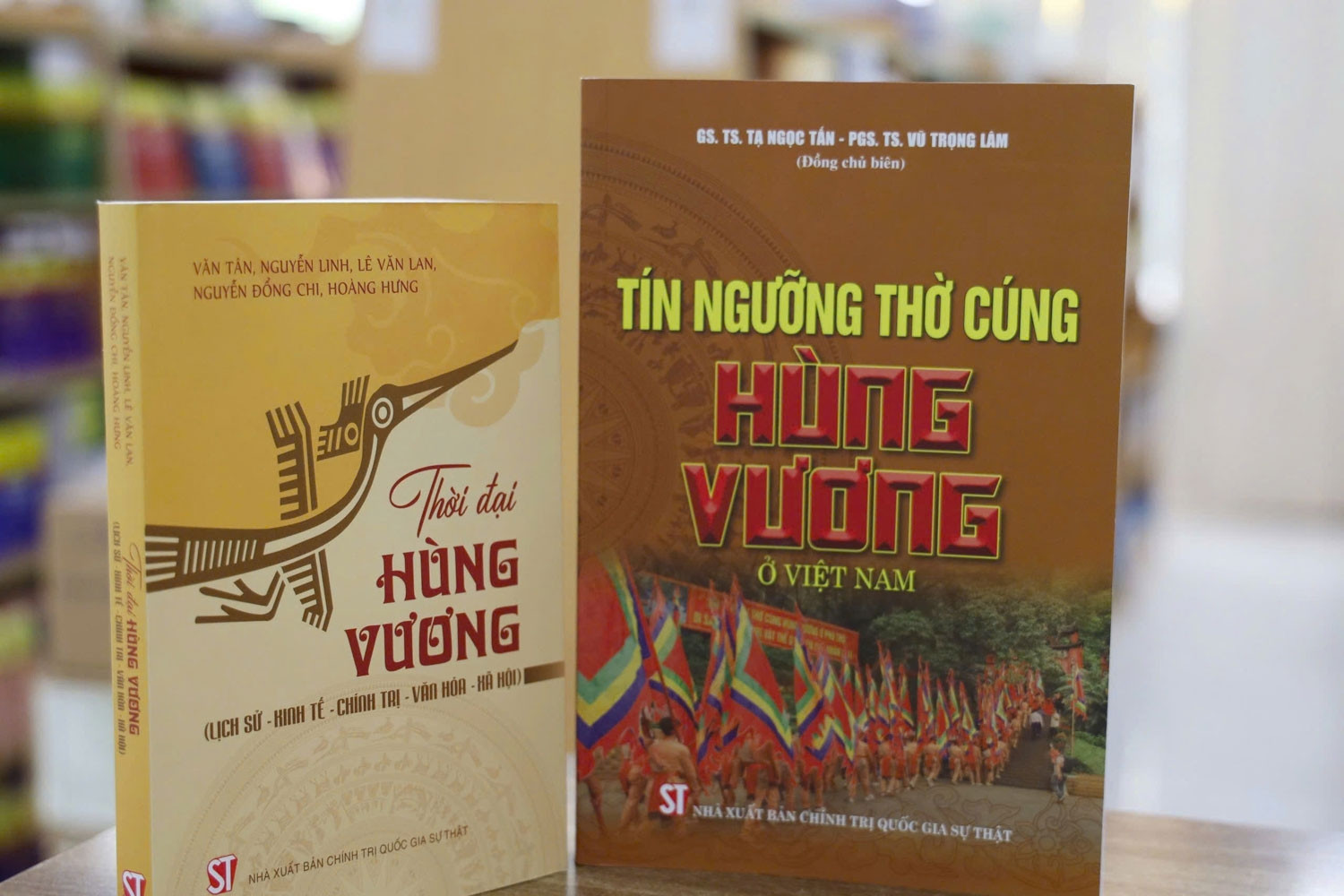 Tìm hiểu cội nguồn dân tộc qua 2 ấn phẩm về tín ngưỡng và thời đại Hùng Vương