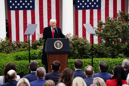 Tỷ lệ ủng hộ ông Trump sụt giảm, kinh tế Mỹ nguy cơ suy thoái vì đòn thuế mới