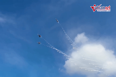 21 phát đại bác rền vang, tiêm kích Su30-MK2 thả bẫy nhiệt sáng rực trời TPHCM