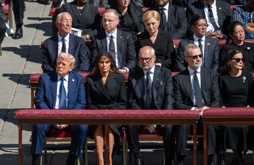 26pope funeral trump suit tzmj superJumbo.jpg