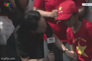 BTV Thuý Hằng VTV nhận cơn mưa lời khen vì màn phỏng vấn em bé trong đại lễ 30/4