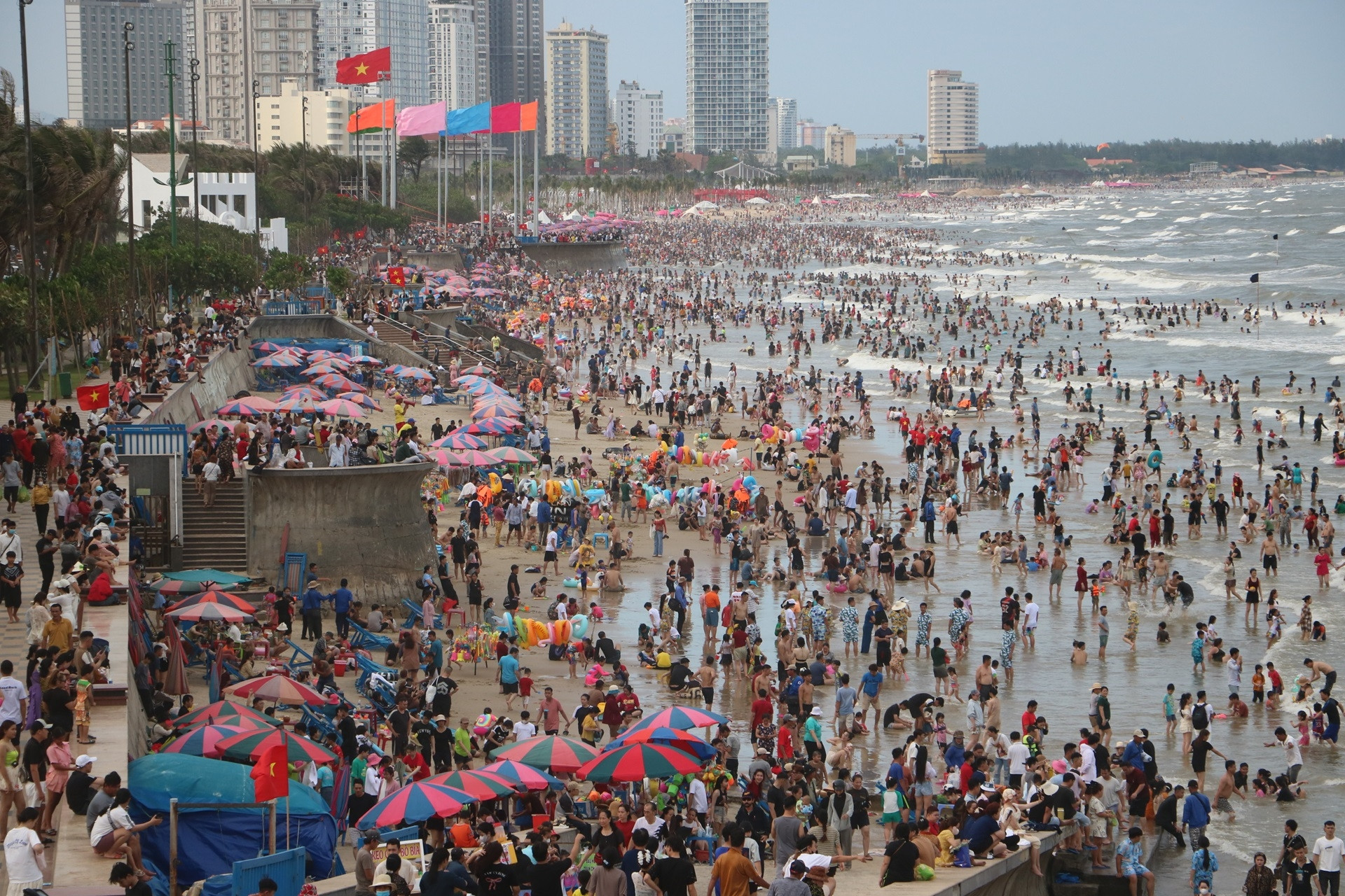 Biển Vũng Tàu đông nghẹt người tắm 'giải nhiệt' ngày đầu kỳ nghỉ lễ 30/4