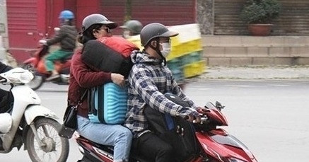 Vợ chồng đùm túm đi xe máy về quê: Bố mẹ đã già, chẳng còn nhiều dịp 30/4 nữa