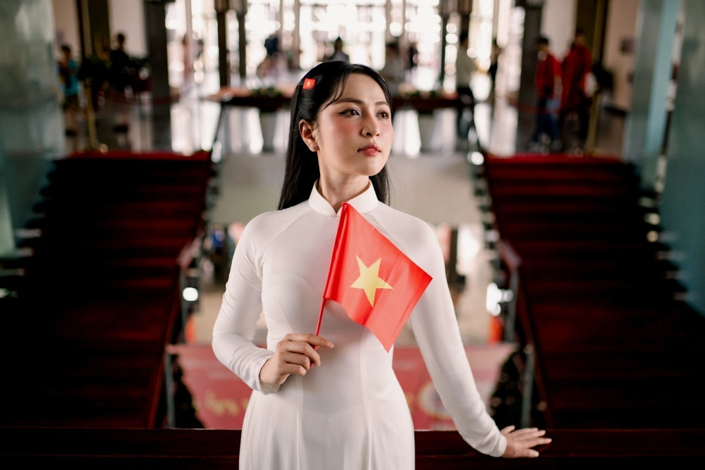 Ca sĩ Duyên Quỳnh gây tranh cãi, cha đẻ ca khúc 2 tỷ view lên tiếng