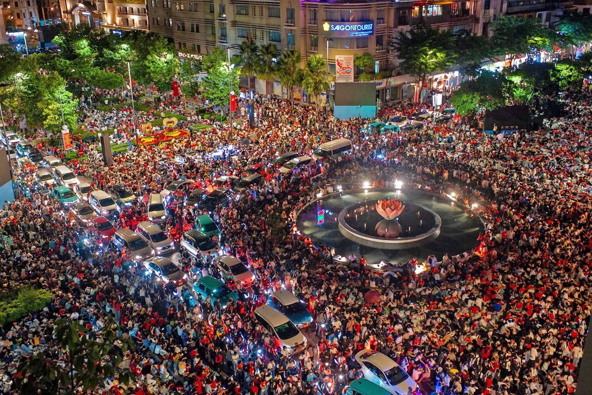 Cảnh hiếm có ở 'thành phố không ngủ', nghìn người xuyên đêm chờ xem diễu binh