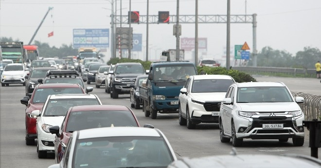 Cao tốc Pháp Vân - Cầu Giẽ ùn tắc 5km ngày đầu nghỉ lễ
