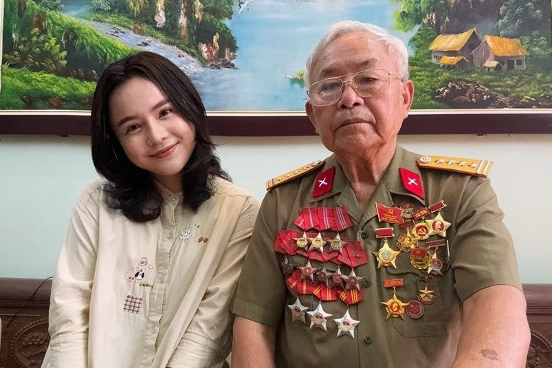 Nữ ca sĩ nổi tiếng tiết lộ mối tình đẹp của người cha Đại tá giữa thời chiến