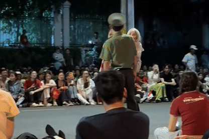 'Con gái cõng mẹ 100 tuổi xem diễu binh' và loạt khoảnh khắc gây xúc động