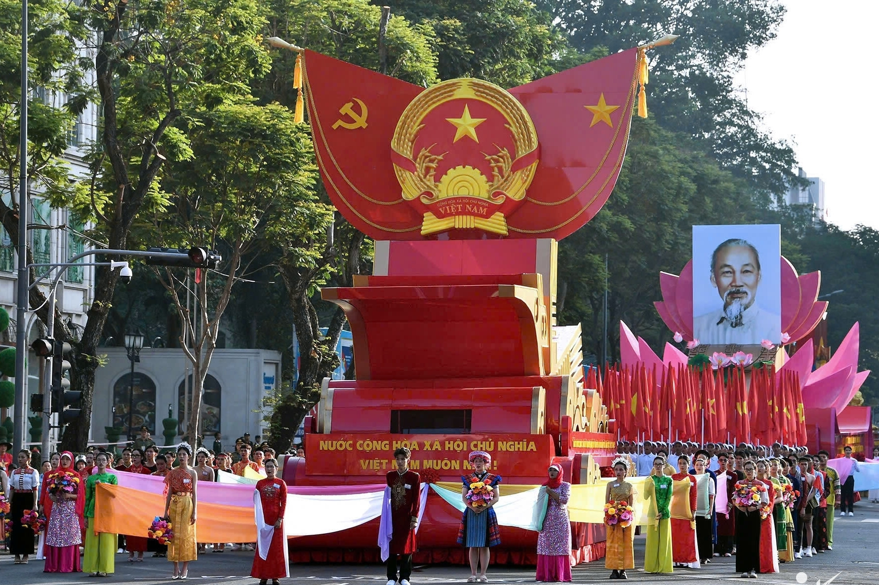 Đại lễ mừng 50 năm non sông đất nước liền một dải