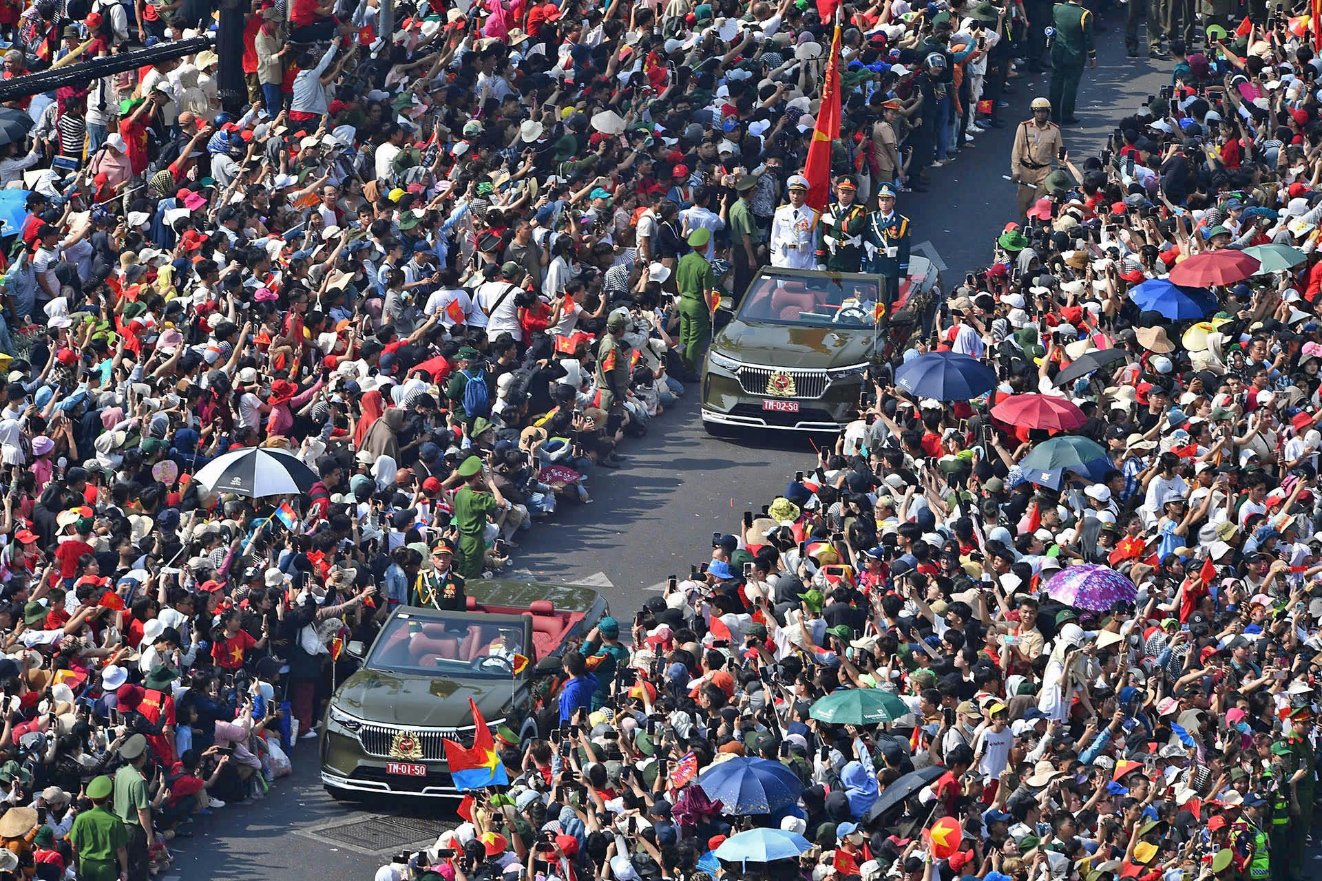 Đoàn diễu binh Quân đội, Công an đi trong vòng tay nhân dân