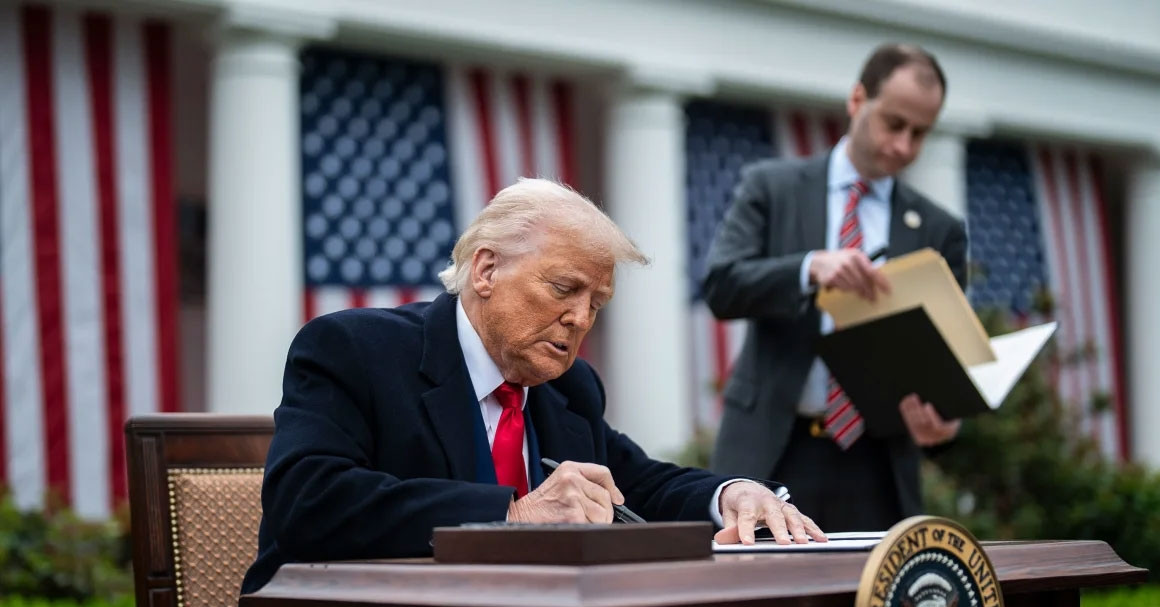 Đối diện chỉ số mới đầy bất an, ông Trump nói về thời kỳ "bùng nổ"