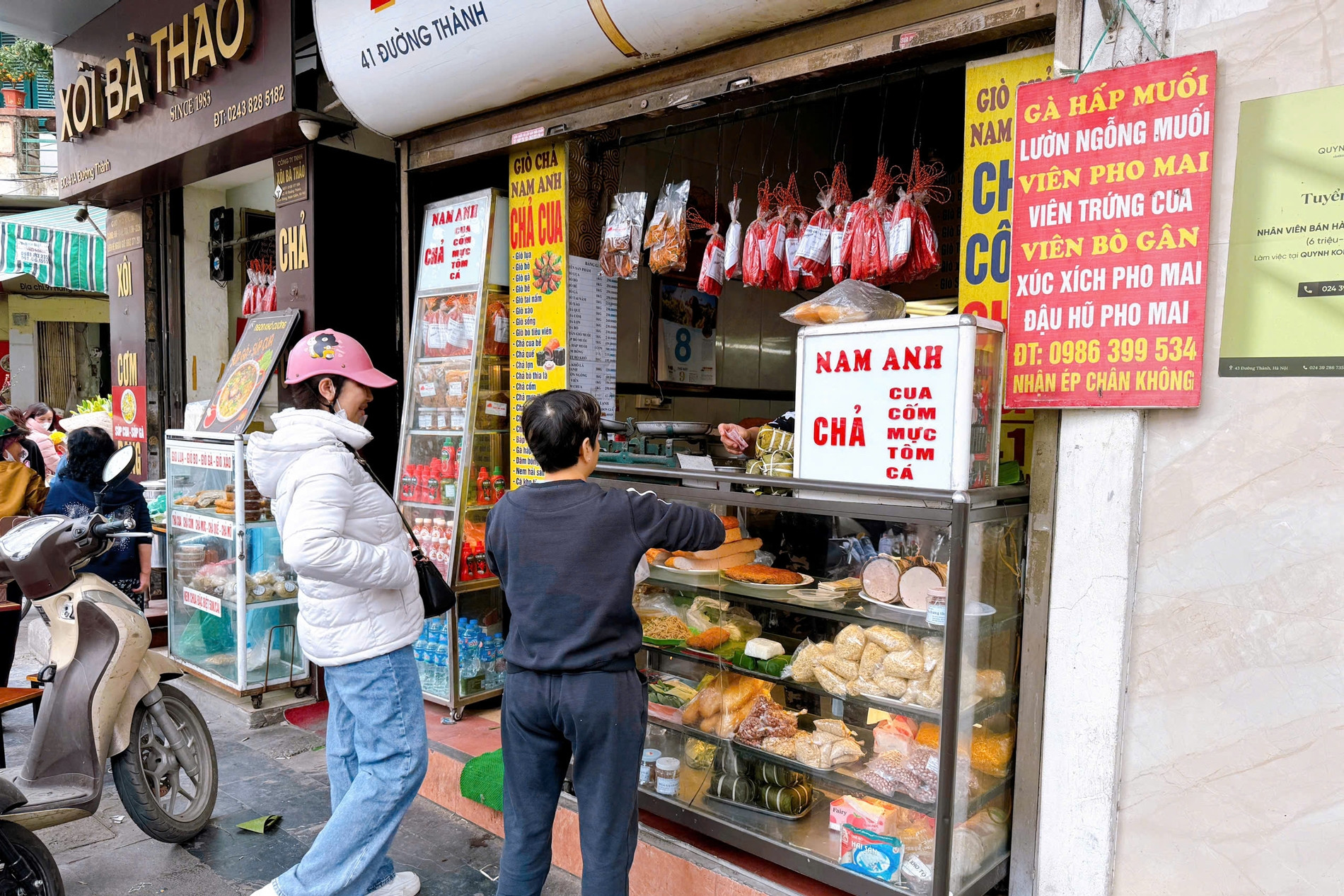 Hàng giò chả 3 đời ở Hà Nội ngon có tiếng, giữ chữ tín nhờ 'báu vật' trăm tuổi