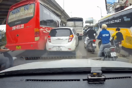 Xe khách quệt nát sườn xe con rồi lạnh lùng bỏ chạy, không một lời xin lỗi