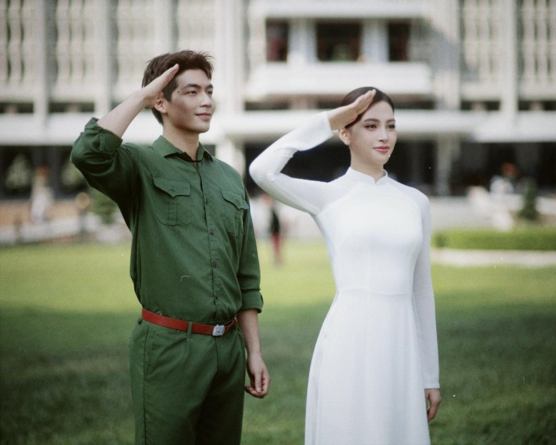 Hòa chung không khí hào hùng của đại lễ 30/4, nhiều nghệ sĩ Việt đã chia sẻ hình ảnh rạng rỡ cùng những lời tri ân xúc động