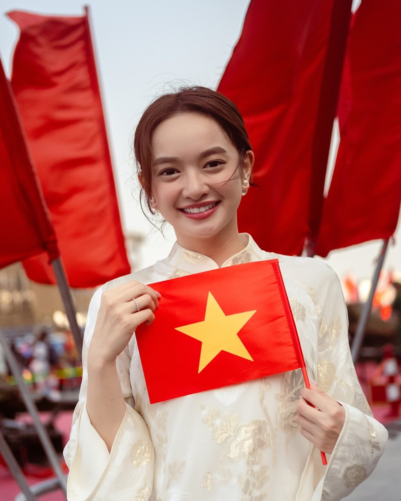 Hòa chung không khí hào hùng của đại lễ 30/4, nhiều nghệ sĩ Việt đã chia sẻ hình ảnh rạng rỡ cùng những lời tri ân xúc động