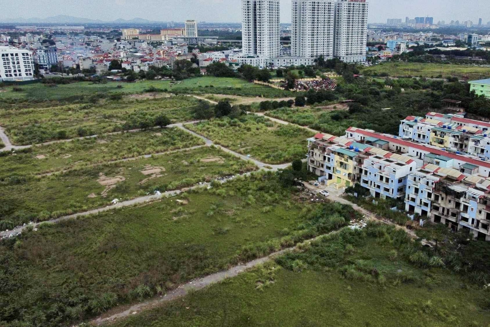 Tự chia lại đất mua chung có phải đóng thuế thu nhập cá nhân và lệ phí trước bạ?