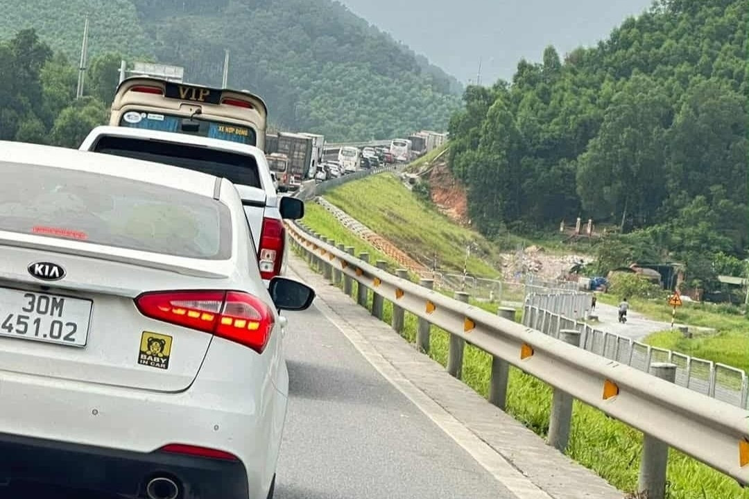 Ùn ứ kéo dài tại hầm Thần Vũ trên cao tốc Diễn Châu - Bãi Vọt