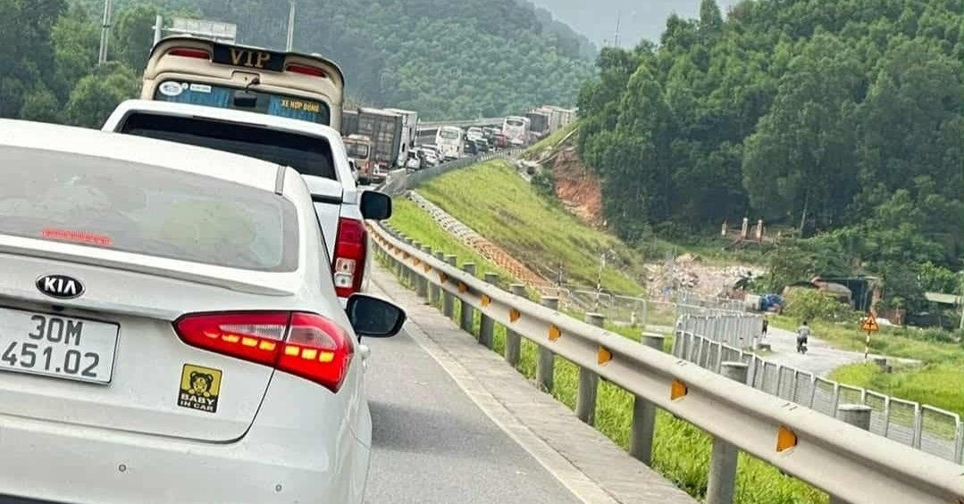 Ùn ứ kéo dài tại hầm Thần Vũ trên cao tốc Diễn Châu - Bãi Vọt