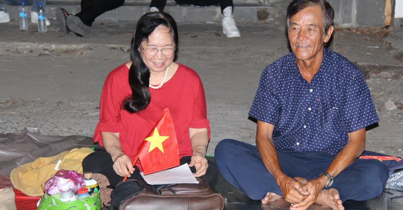 Viết nhật ký lúc chờ xem diễu binh, người phụ nữ U70 khiến nghìn người tò mò