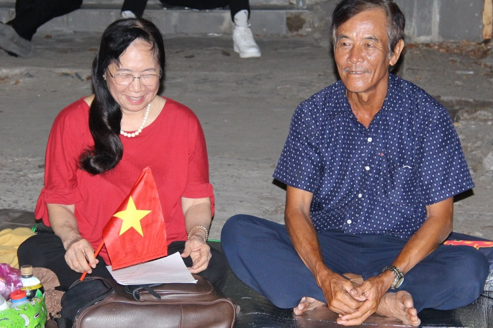 Viết nhật ký lúc chờ xem diễu binh, người phụ nữ U70 khiến nghìn người tò mò