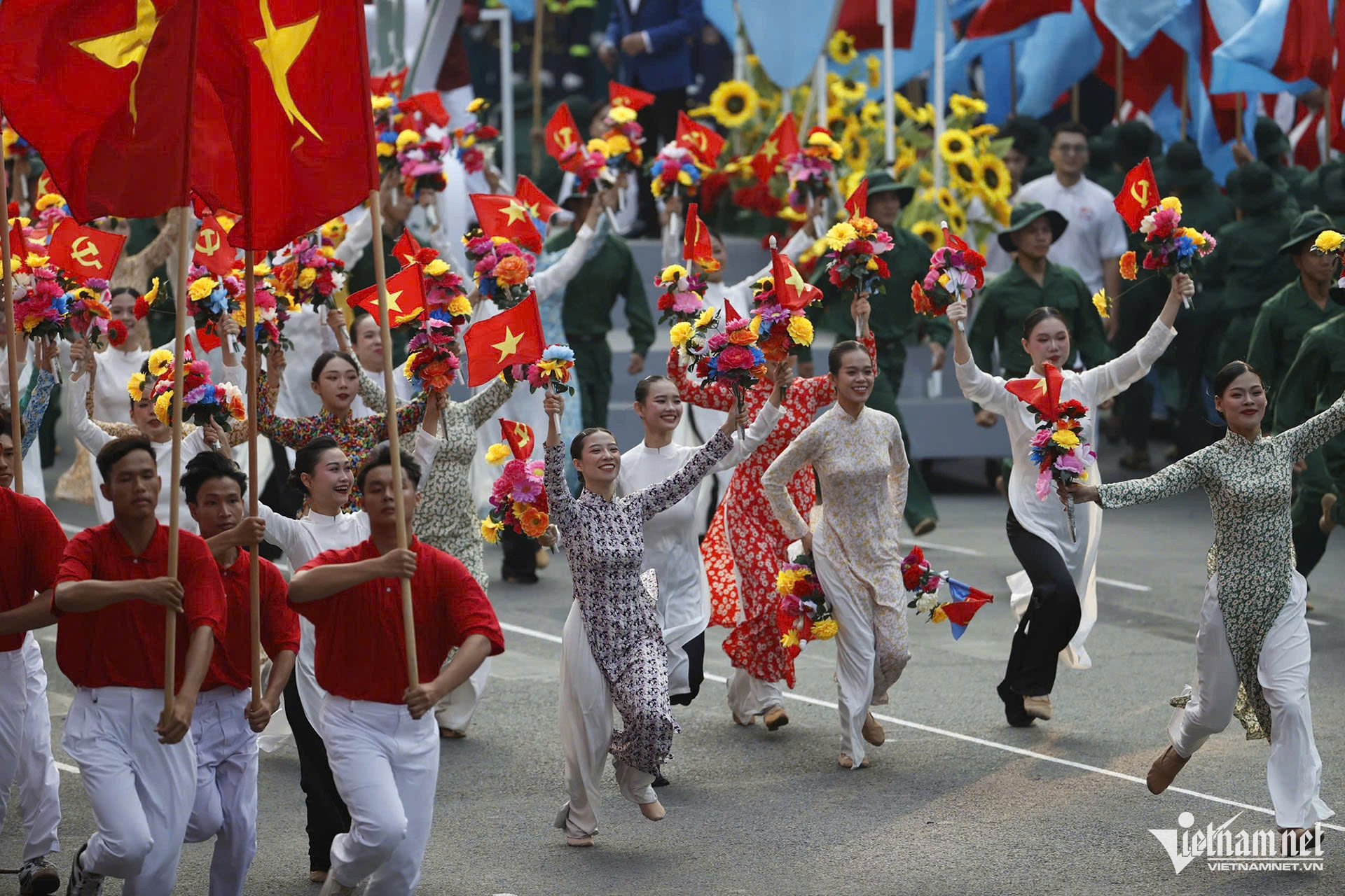 W-diễu binh cờ hoa.jpg