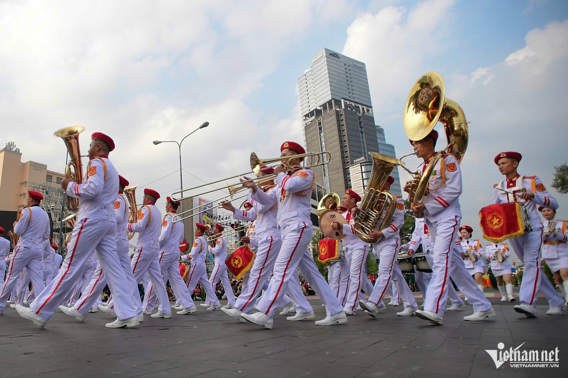 W-diễu binh kèn 2.jpg