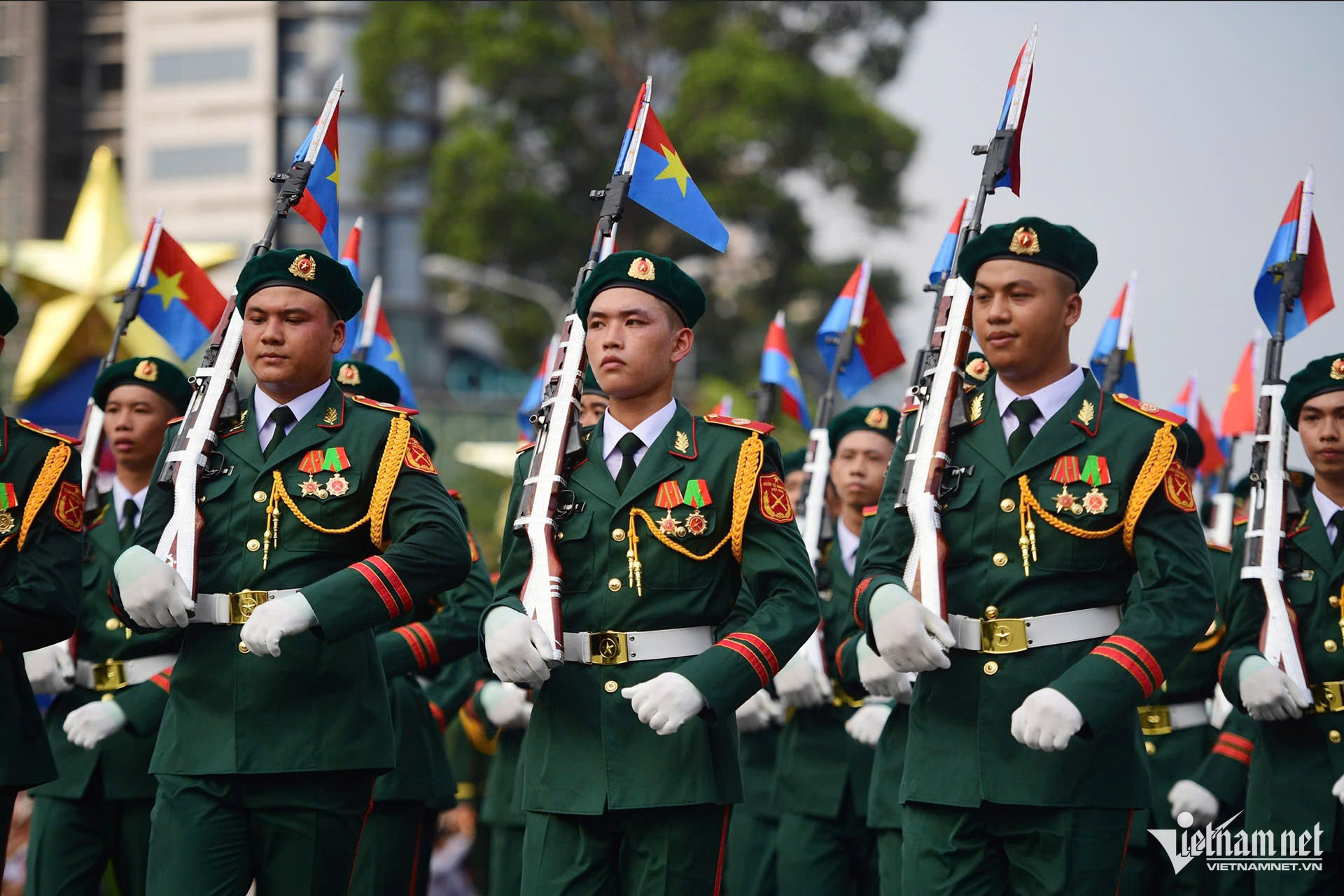 W-diễu binh súng.jpg