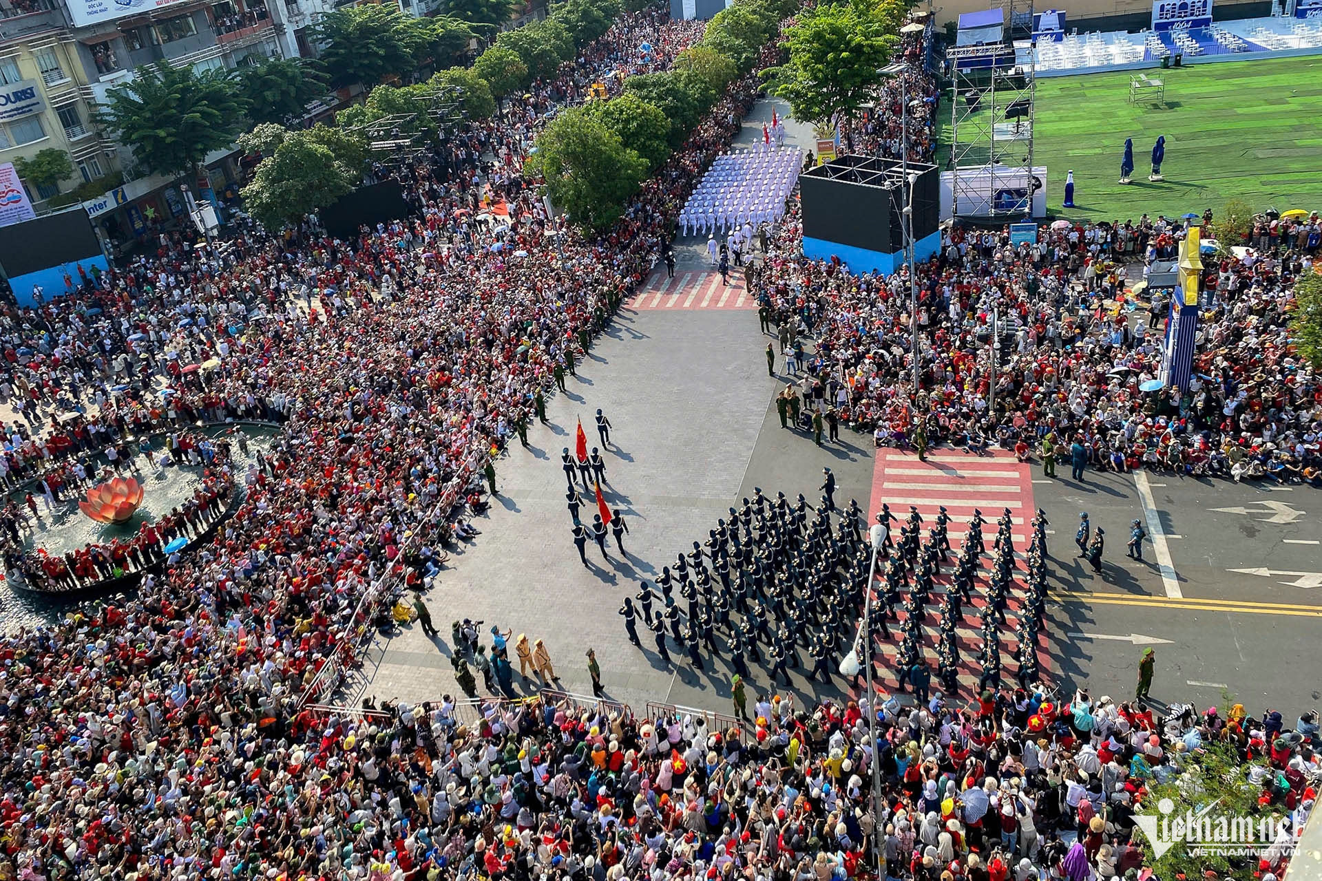 W-diễu hành 5.jpg