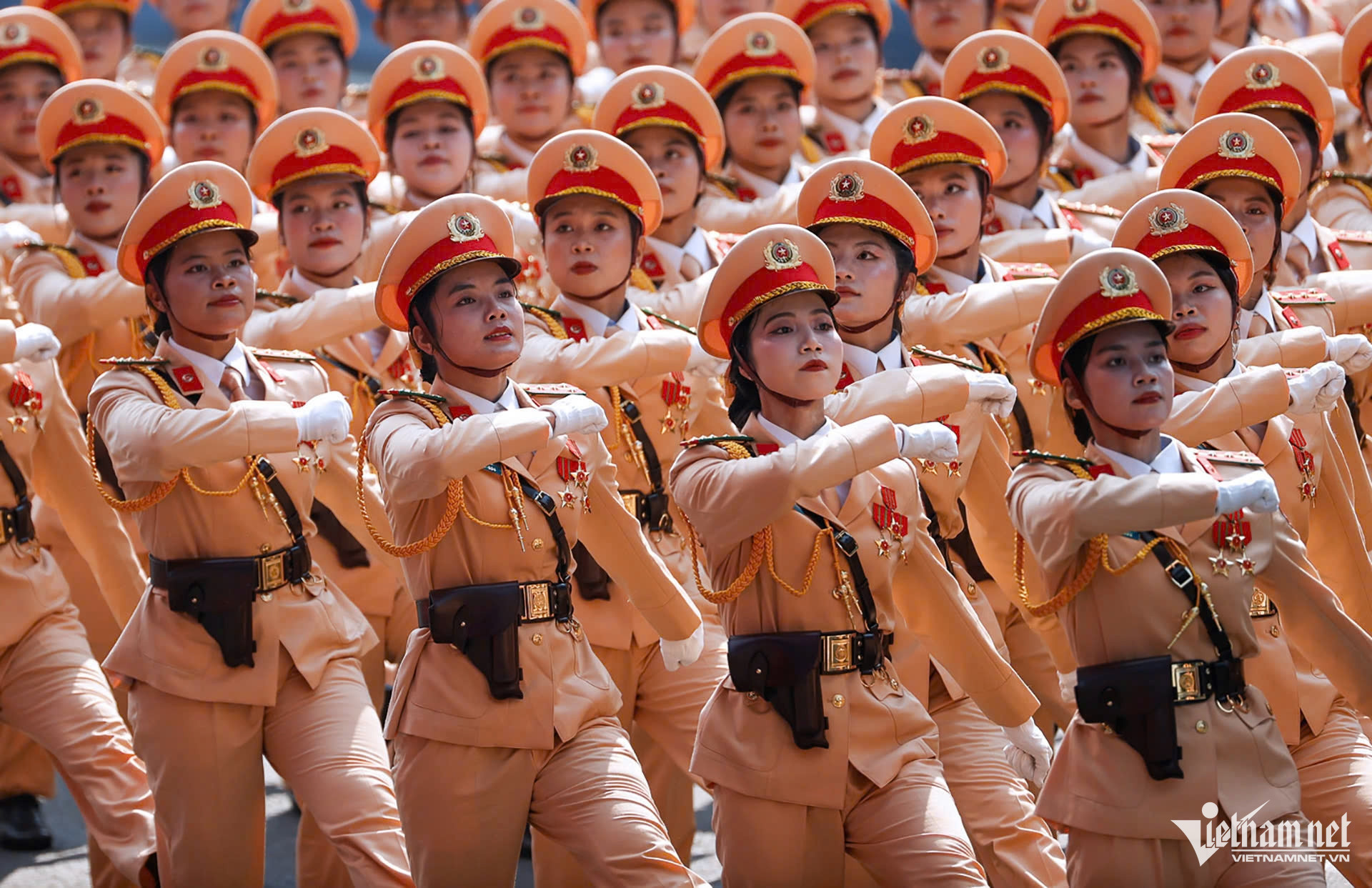 W-khối 6 nữ cảnh sát.jpg