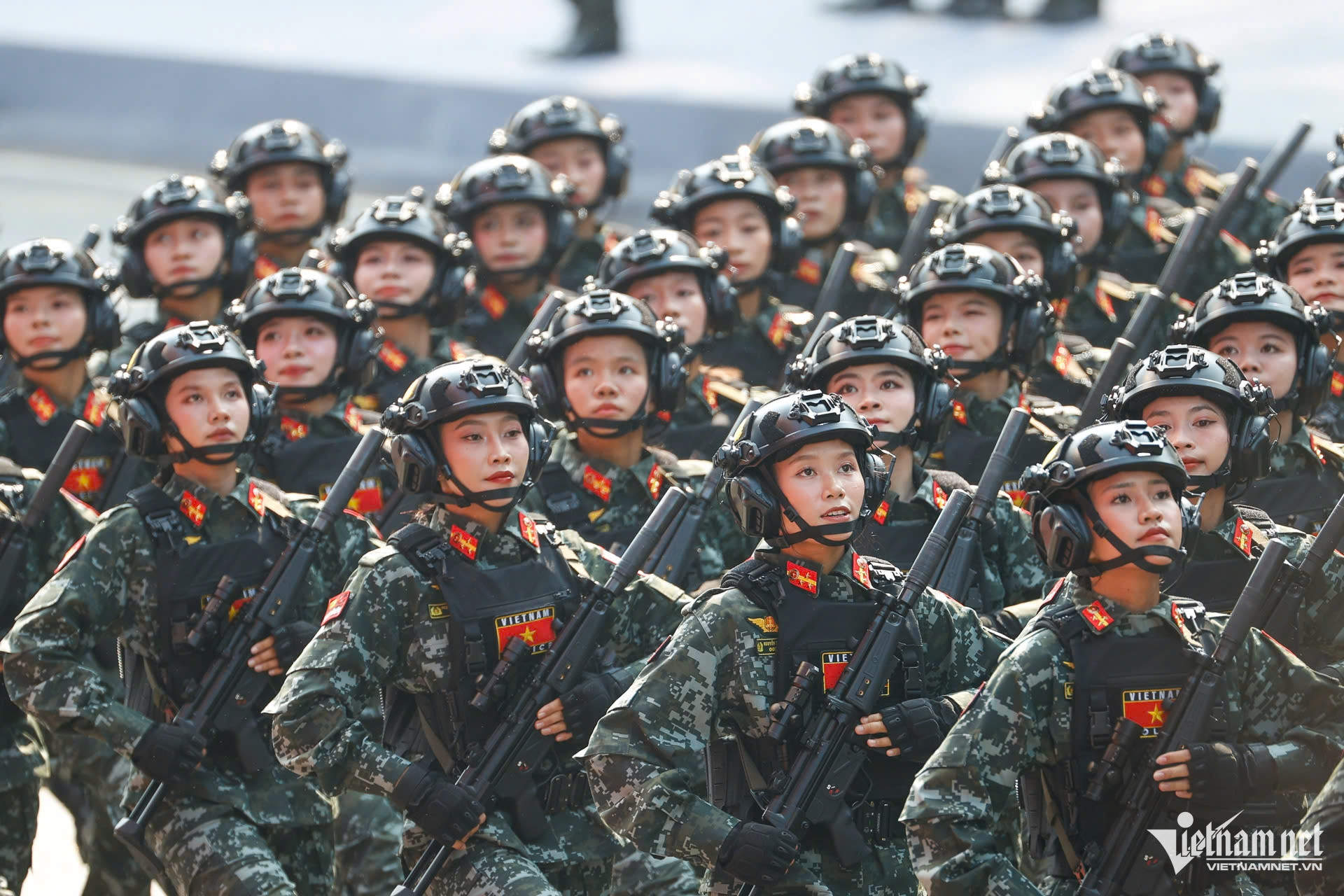 W-Khối 9 nữ cảnh sát.jpg