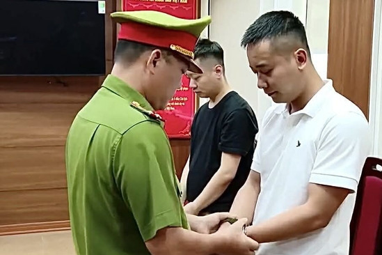 Bản tin cuối ngày 4/4: Quang Linh Vlogs và Hằng Du Mục bị khởi tố, bắt tạm giam