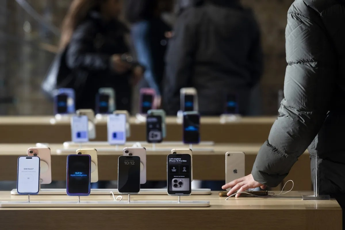 Apple 'bốc hơi' 300 tỷ USD chỉ trong một ngày do chính sách thuế của ông Trump