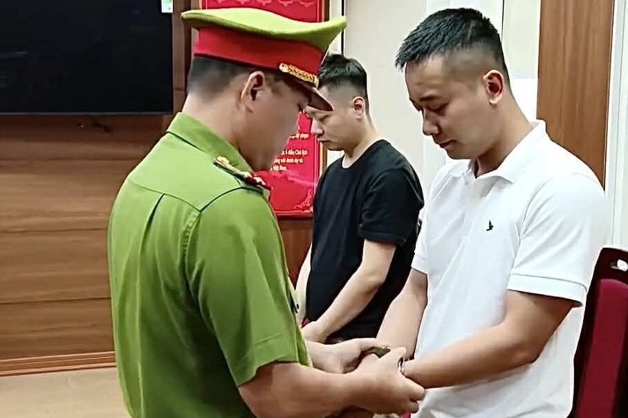 Bộ Công an tìm người mua kẹo Kera của Quang Linh Vlogs và Hằng Du Mục