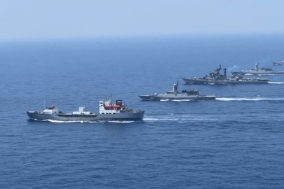 Cận cảnh Hải quân Nga - Ấn Độ phô diễn sức mạnh, tập trận bắn đạn thật