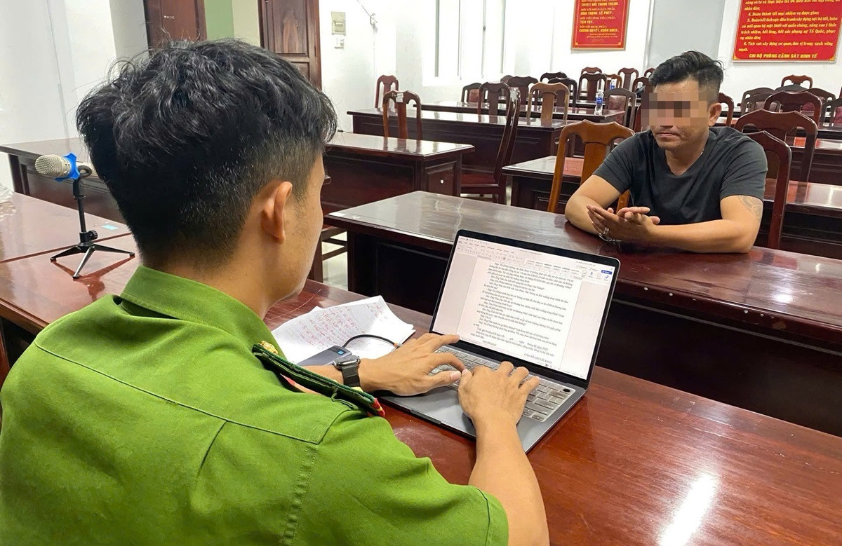 cảnh sát phát hiện 2 xe bồn hút hầm cầu làm điều lén lút.jpg