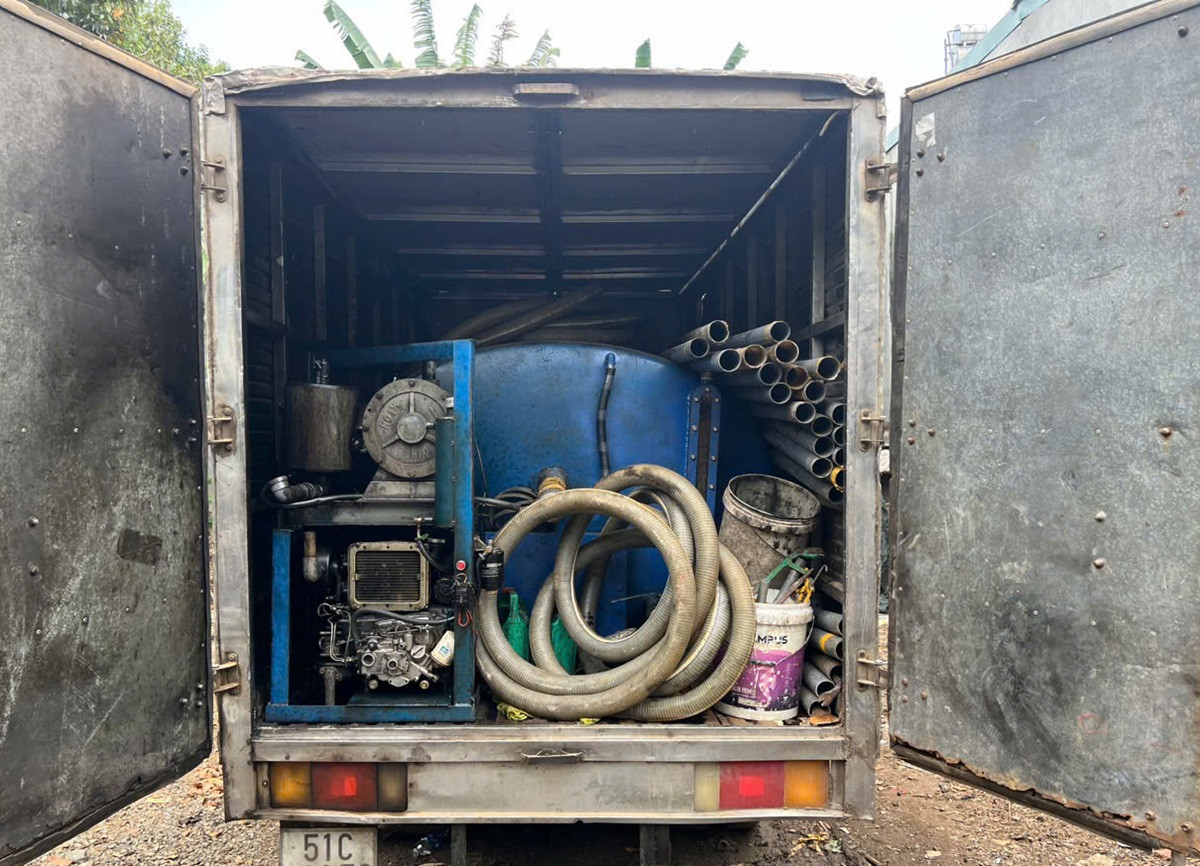 cảnh sát phát hiện 2 xe bồn hút hầm cầu làm điều lén lút xả thải.jpg