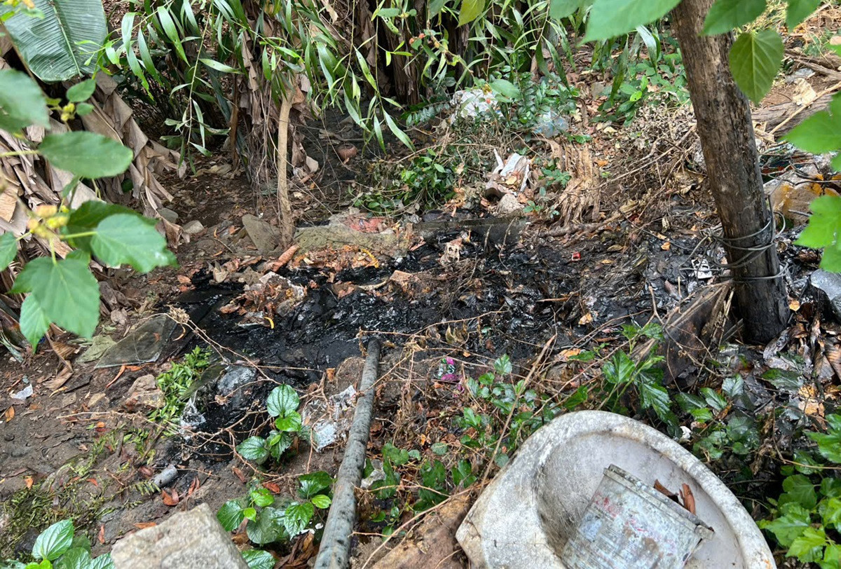 cảnh sát phát hiện 2 xe bồn hút hầm cầu làm điều lén lút xả thải..jpg