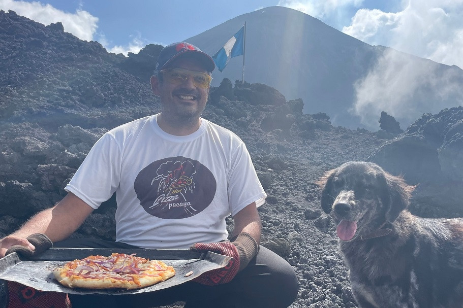 Chế biến món pizza nguy hiểm nhất hành tinh trên núi lửa đang hoạt động